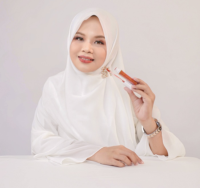 MENAWAN: Owner Arinna Hidayah Skincare Arinah Hidayah menunjukkan hasil penggunaan produk Arinna Hidayah Matte Perfection Lip Cream miliknya. (HELMI UNTUK JPRM)