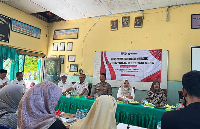 TAHAP AWAL: Perwakilan DPMD, diskop umdag, dan Forkopimcam Arosbaya menghadiri pembentukan kopdes di Desa Lajing, Rabu (14/5).&nbsp;