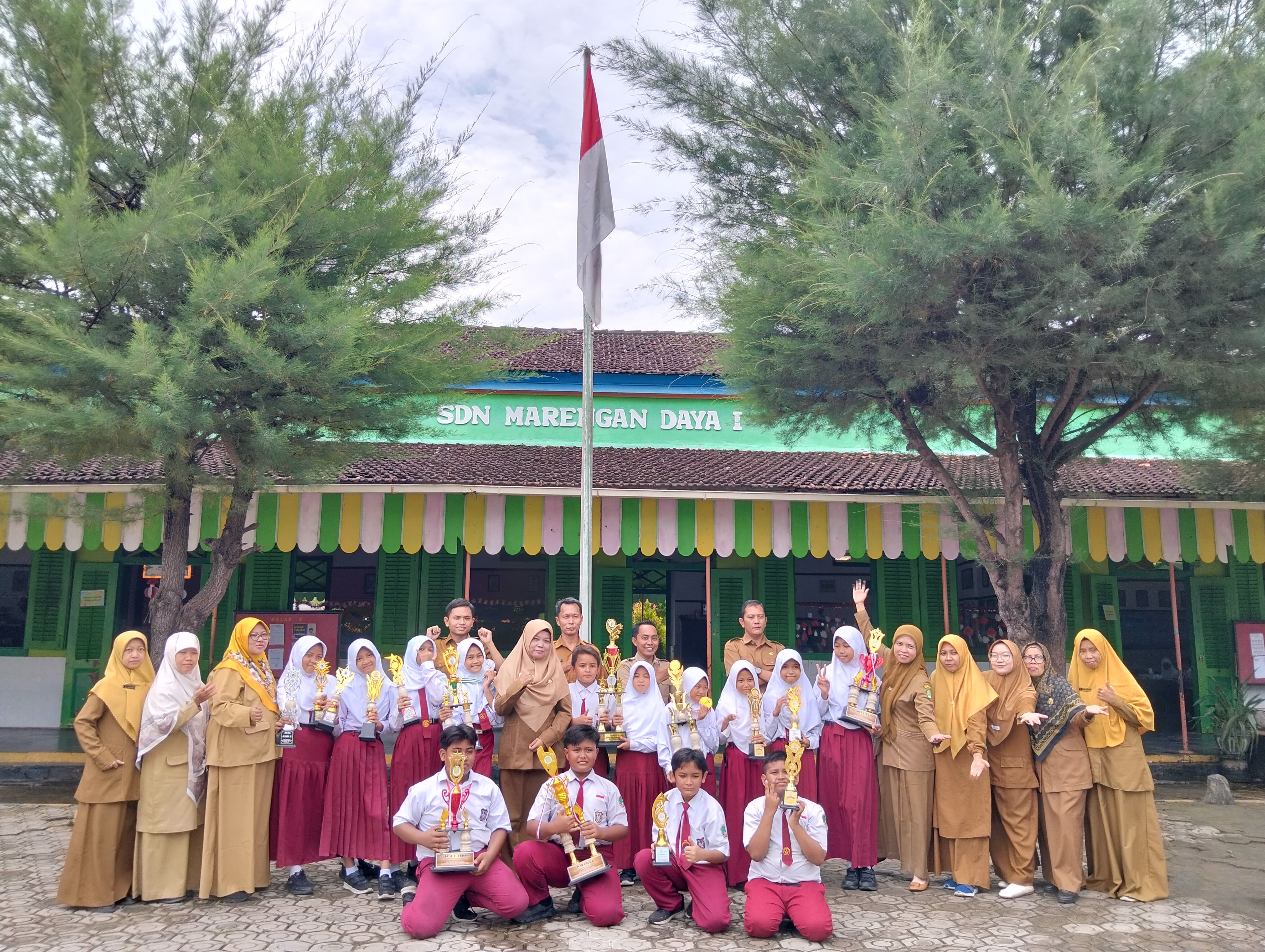 BERPRESTASI: Kepala SDN Marengan Daya 1 Tri Putri Handayani, S.Pd., M.Pd (tengah) berfoto bersama para guru, siswa berprestasi jenjang kelas IV, V, dan VI tahun ajaran 2024/2025.