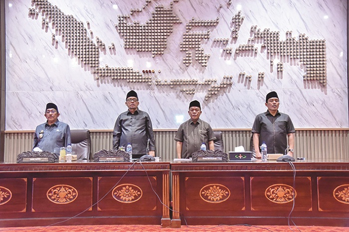 KOMPAK: Dari kiri, Wabup Sumenep Imam Hasyim, Ketua DPRD Sumenep Zainal Arifin, Wakil Ketua Dul Siam dan Indra Wahyudi dalam rapat paripurna di gedung dewan Selasa (20/5). (DPRD UNTUK JPRM)