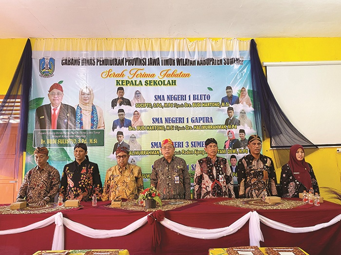BERJALAN LANCAR: Kacabdindik Jawa Timur Wilayah Sumenep Budi Sulistyo (tengah) saat memimpin proses sertijab empat kepala sekolah di SMAN 1 Bluto Selasa (20/5). (ACH. KURNIAWAN/JPRM)