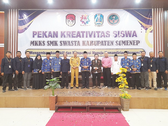 KOMPAK: Jajaran pengurus MKKS SMK Swasta Kabupaten Sumenep berfoto bersama jajaran forkopimda dan petinggi Uniba Madura Selasa (20/5). (MKKS SMK SWASTA UNTUK JPRM)