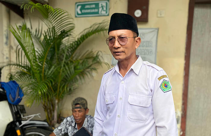 BERI KETERANGAN: Kades Tanjung Zabur saat ditemui di Mapolres Pamekasan, Rabu (14/5).&nbsp;