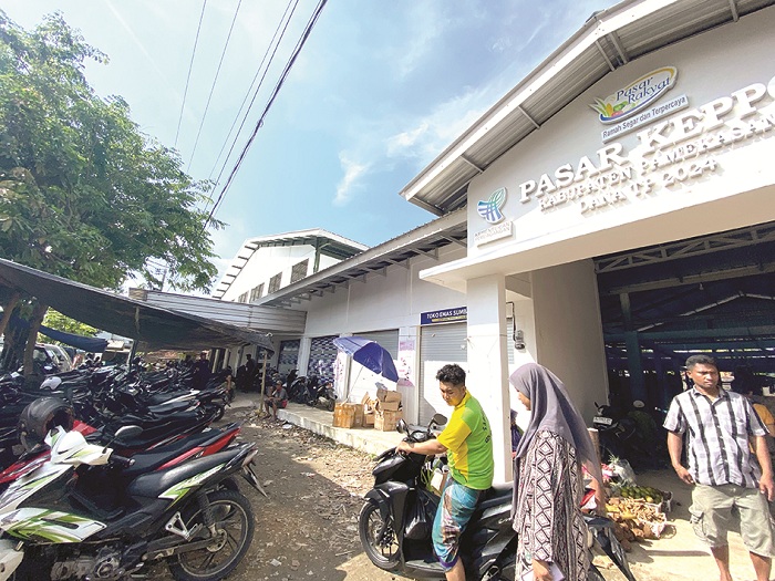 PUSAT EKONOMI: Pengunjung berada di depan deretan kios Pasar Keppo yang tutup di Desa Polagan, Kecamatan Galis, Pamekasan, Selasa (20/5). (AYU LATIFAH/JPRM)