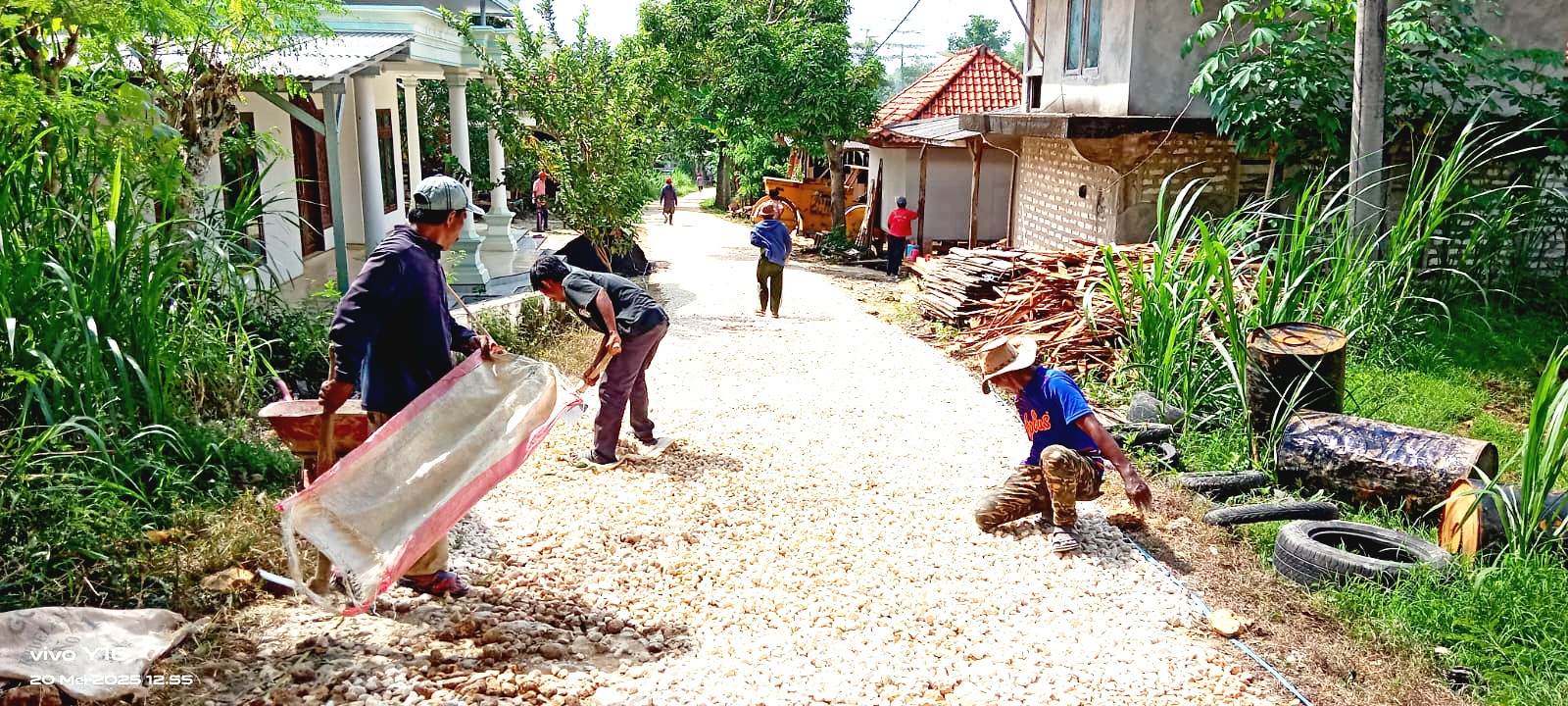 KOMPAK: Warga bergotong royong memperbaiki jalan poros desa secara swadaya di Desa Paopale Laok, Ketapang, Sampang, Selasa (20/5). (RUSLI EFENDI UNTUK JPRM)