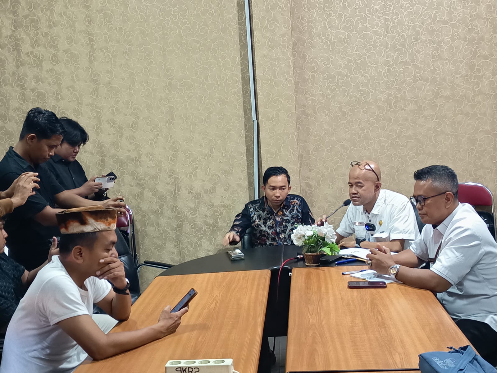 BERI PENJELASAN: Direktur RSUD Smart Pamekasan dr. Budi Santoso (pegang mik) didampingi direksi dan Wakil Ketua DPRD Pamekasan Moh. Khomarul Wahyudi (kemeja batik) saat audiensi kemarin.