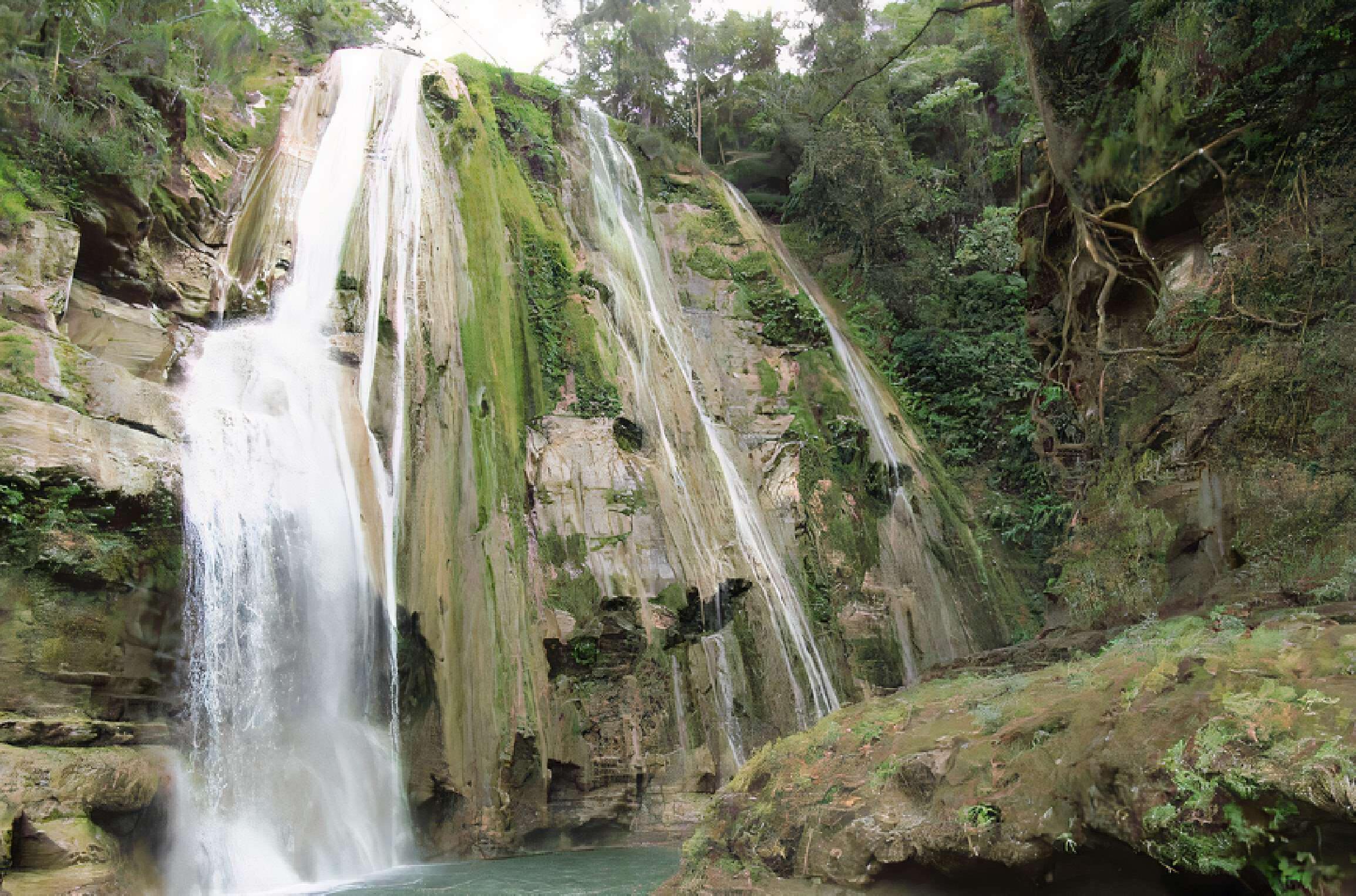 Air Terjun Hirumanu yang megah di tengah hutan Sumba Timur, memancarkan kesejukan dan keindahan alam yang masih asri.