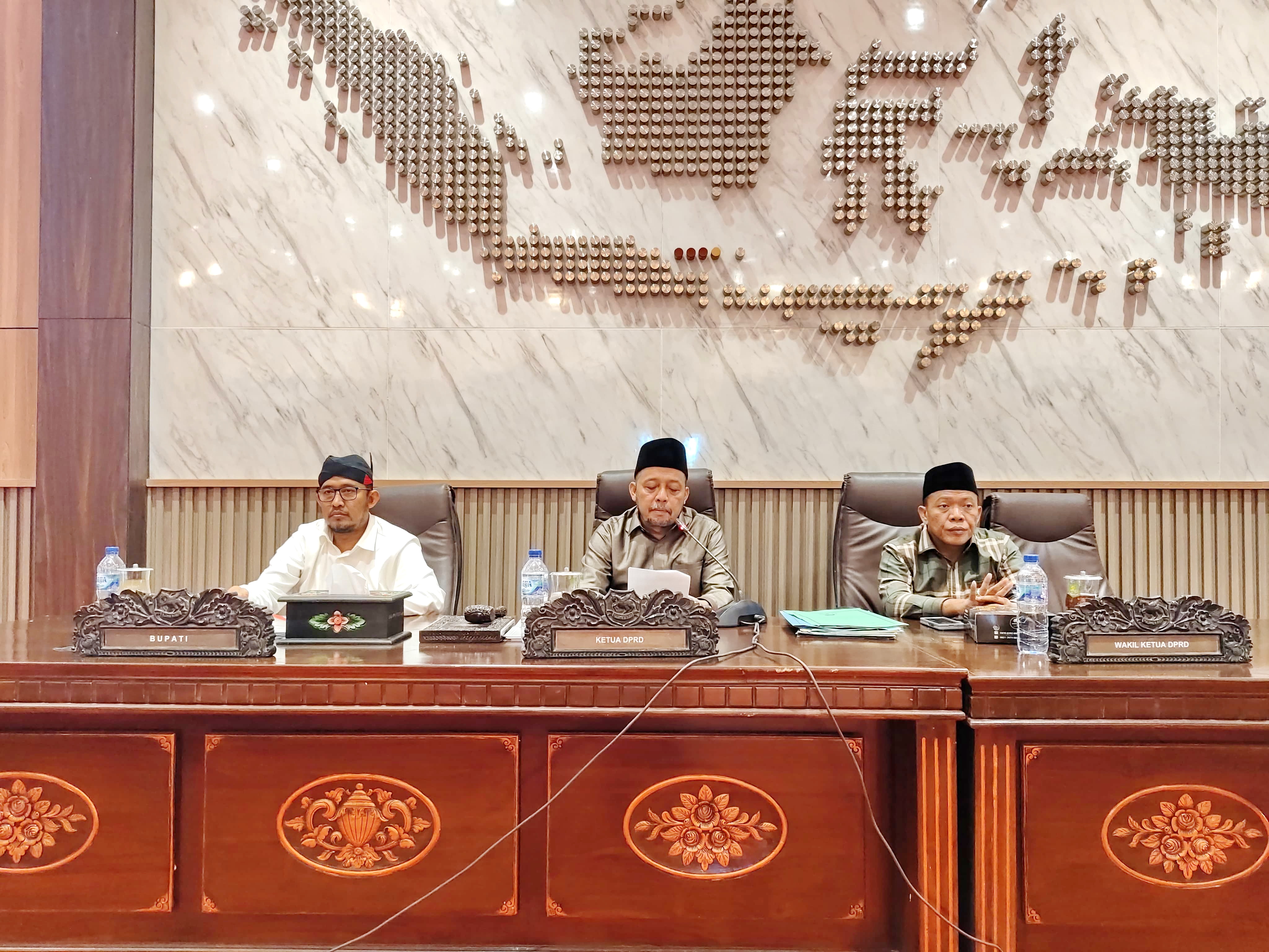 FOKUS: Dari kiri, Bupati Sumenep Achmad Fauzi Wongsojudo, Ketua DPRD Sumenep Zainal Arifin, dan Wakil Ketua Dul Siam mengikuti rapat paripurna kemarin.