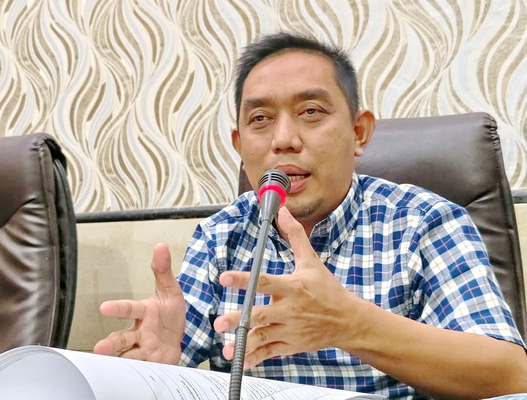TEGAS: Anggota Komisi I DPRD Sumenep Khairul Anwar ketika mengikuti rapat di ruang komisi.