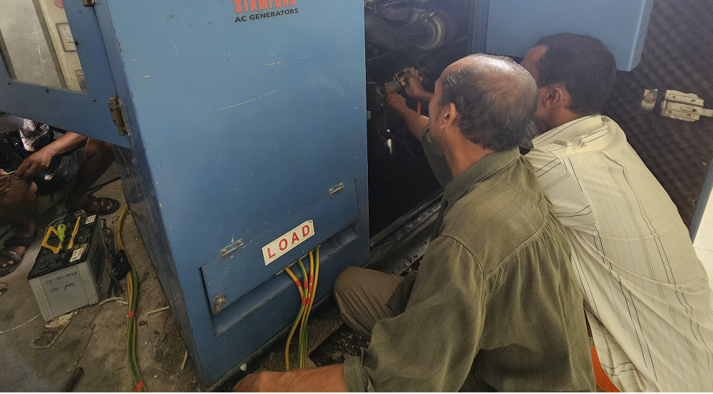 TELITI: Teknisi memperbaiki genset di lingkungan IBS PKMKK di Desa Lancar, Kecamatan Larangan, kemarin.