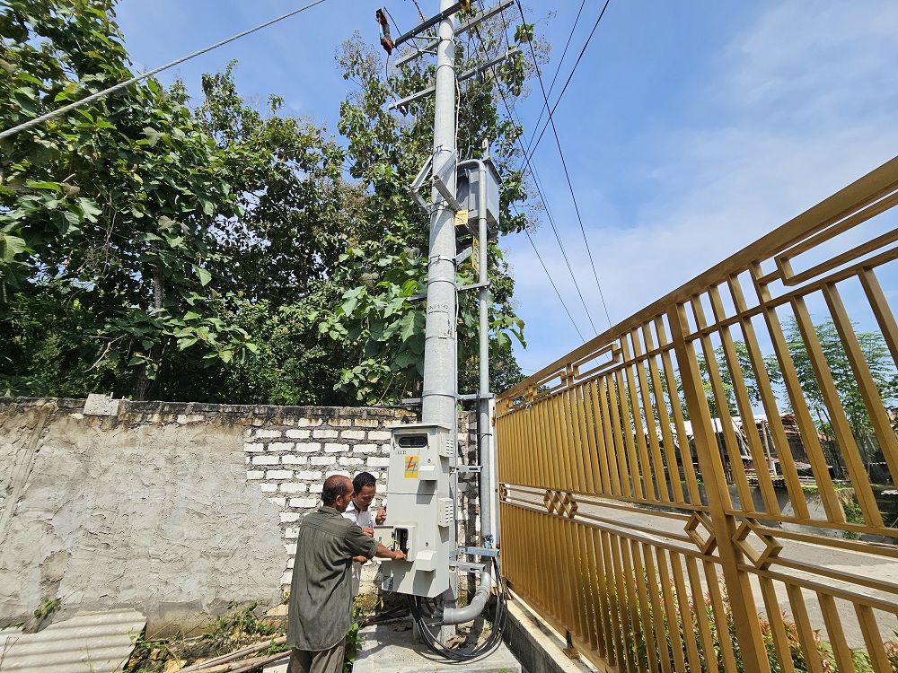 GANGGUAN: Teknisi melihat trafo yang terletak di lingkungan IBS PKMKK di Desa Lancar, Kecamatan Larangan, kemarin.
