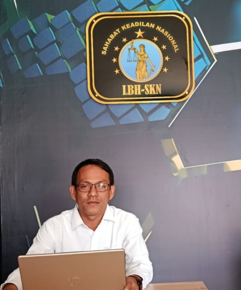 TEGAS: Ketua LBH SKN Ribut Baidi berfoto di ruang kerjanya kemarin.