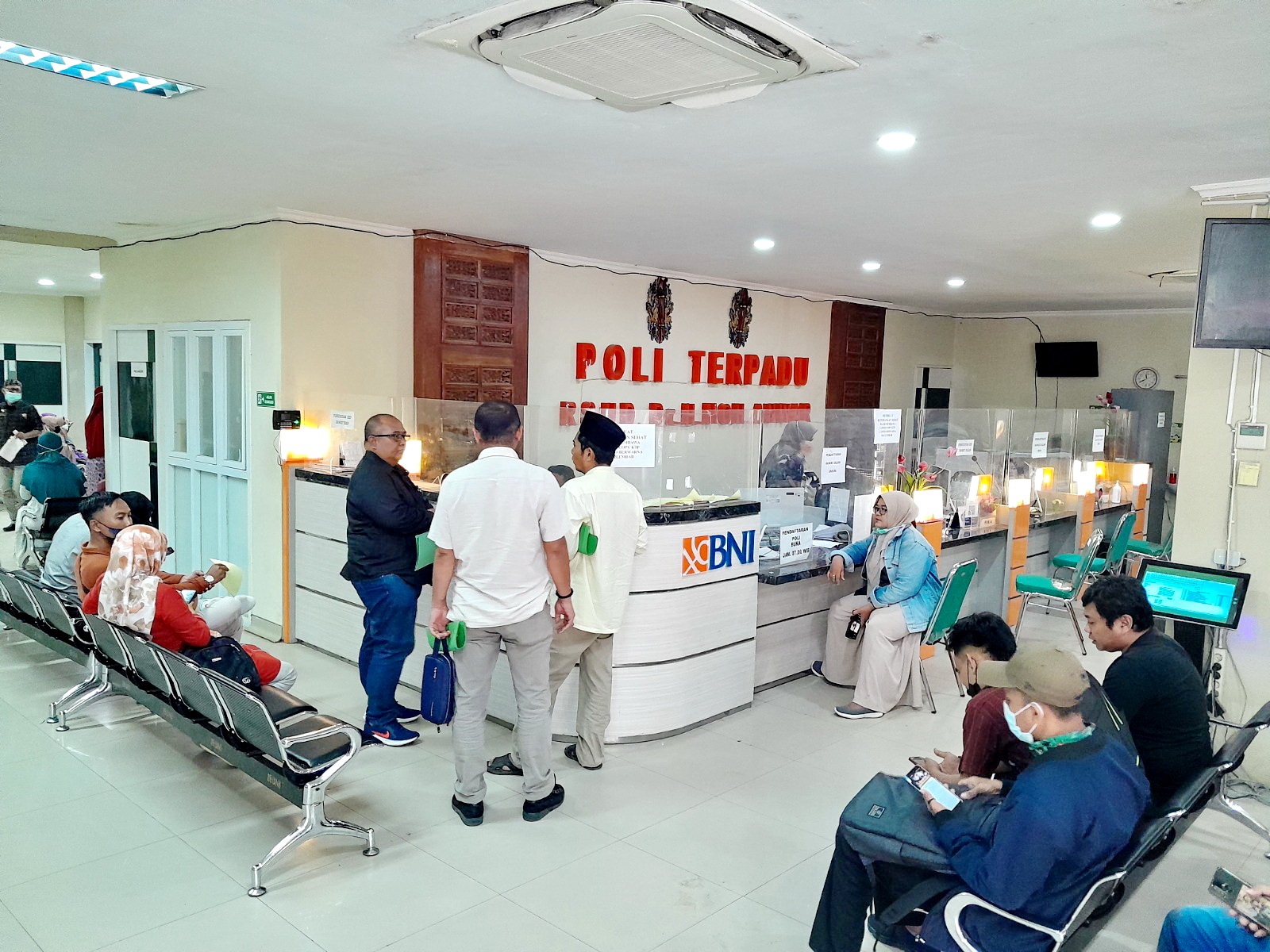 TERTIB: Warga menunggu antrean layanan di RSUD dr. H. Moh. Anwar Sumenep.