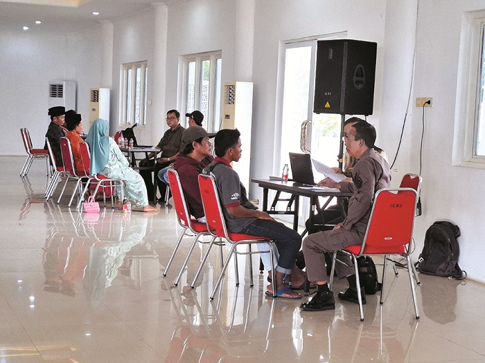 KETAT: Penerima program BSPS 2024 dimintai keterangan di aula Gedung Islamic Center di Desa/Kecamatan Batuan, Sumenep, Kamis (22/5). (MOH. IQBAL/JPRM)