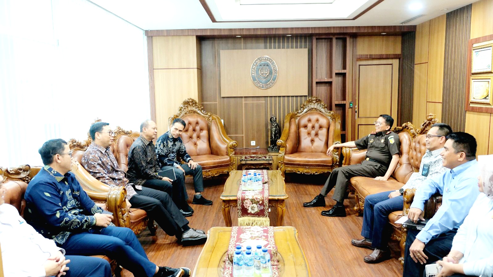 KOMPAK: Pejabat PT PLN (Persero) Group Jatim saat beraudiensi dengan Kepala Kejati Jatim Dr. Kuntadi. (PLN UNTUK JPRM)