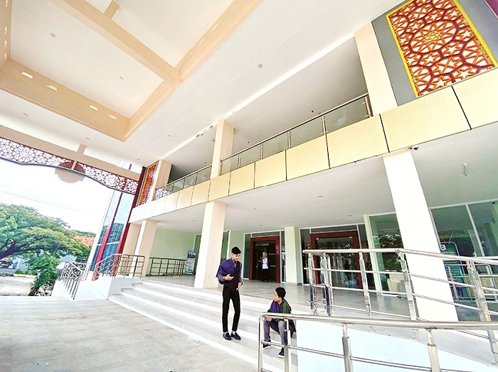 MEGAH: Sejumlah mahasiswa sedang berada di sekitar gedung rektorat IAIN Madura Rabu (21/5). (AYU LATIFAH/JPRM)