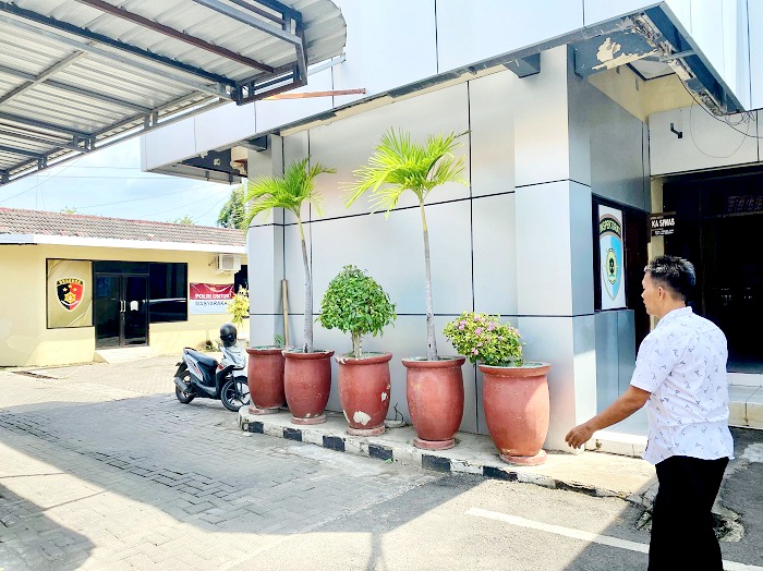 TINDAK LANJUT: Pengacara pelapor Muhammad Taufik berjalan menuju ruang Satreskrim Polres Pamekasan Rabu (21/5). (MOH. IQBAL AFGANI/JPRM)