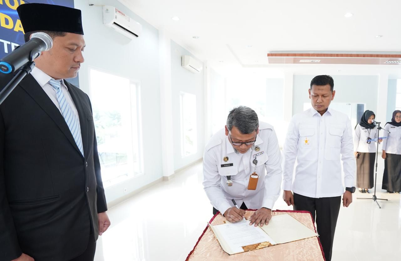 KOMITMEN: Kepala Kantor Imigrasi Pamekasan, Ahmad Muttaqin menyaksikan komitmen penandatanganan.