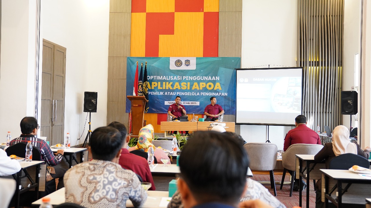 PENGAWASAN: Kantor Imigrasi Pamekasan sosialisasikan Aplikasi Pelaporan Orang Asing (APOA) yang digelar di Hotel Front One Pamekasan, Rabu (22/5/2025).