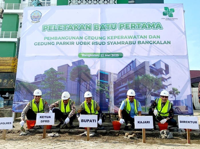 DIMULAI: Bupati Bangkalan Lukman Hakim bersama perwakilan forkopimda dan Direktur RSUD Syamrabu Farhat Surya Ningrat meletakkan batu pertama pembangunan gedung perawatan dan parkir Kamis (22/5).