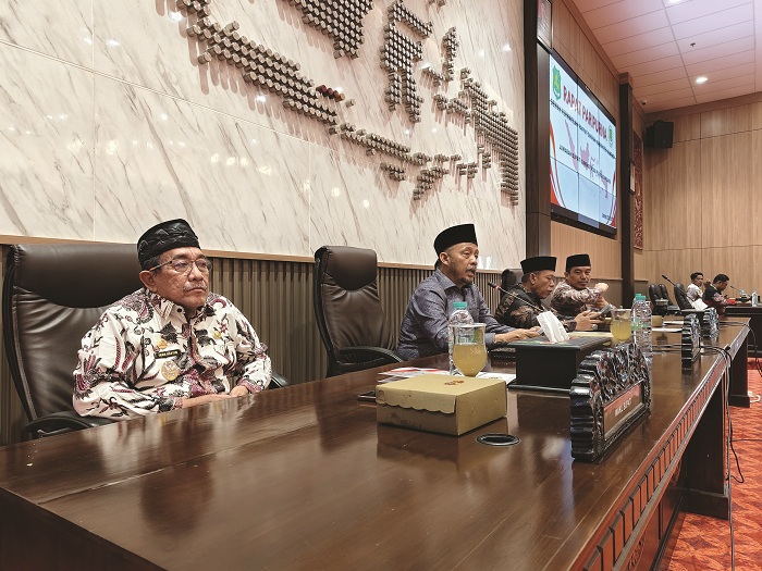 SINERGI: Dari kiri, Wakil Bupati Sumenep Imam Hasyim, Ketua DPRD Sumenep Zainal Arifin, wakil ketua Dul Siam dan Indra Wahyudi dalam rapat paripurna di gedung dewan Kamis (22/5). (DPRD UNTUK JPRM)