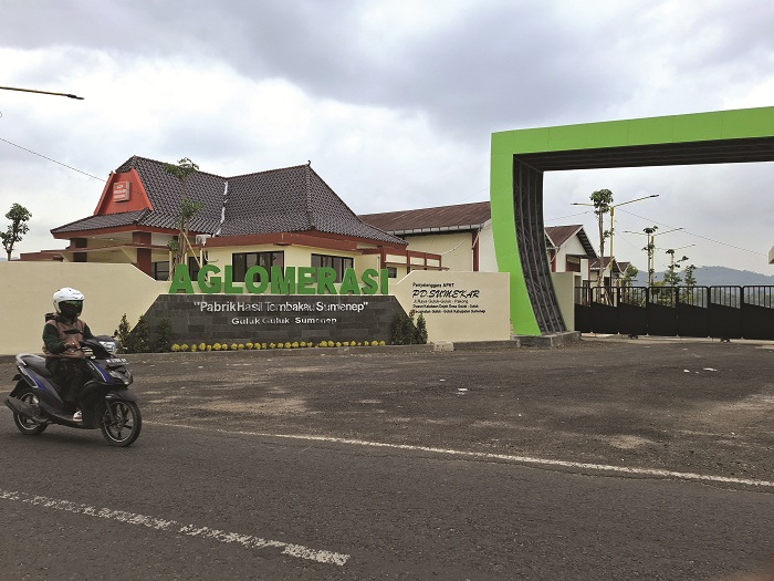 BELUM BEROPERASI: Pengendara motor melintas di depan gedung APHT di Kecamatan Guluk-Guluk, Sumenep, Sabtu (8/2). (MOH. LATIF/JPRM)