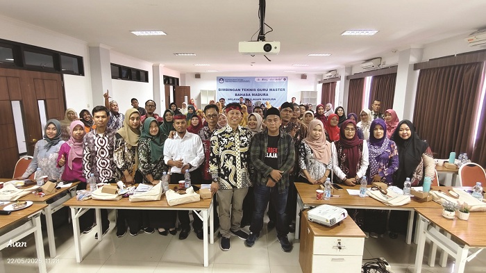 SUKSES: Peserta bimtek RBD bahasa Madura foto bersama dua narasumber Lukman Hakim AG dan Avan Fathurrahman di Balai Besar Penjamin Mutu Pendidikan Jawa Timur, Kamis (22/5). (DOKUMEN PANITIA)