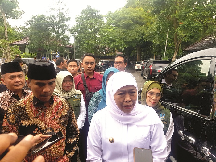 BERI KETERANGAN: Gubernur Jatim Khofifah Indar Parawansa saat diwawancarai awak media Jumat (23/5). (ZEINAL ABIDIN/JPRM)