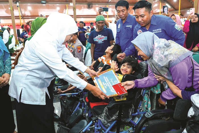 PEDULI: Gubernur Jatim Khofifah Indar Parawansa menyerahkan bantuan kepada kaum difabel di Pendopo Agung Bangkalan Jumat (23/5). (ZEINAL ABIDIN/JPRM)