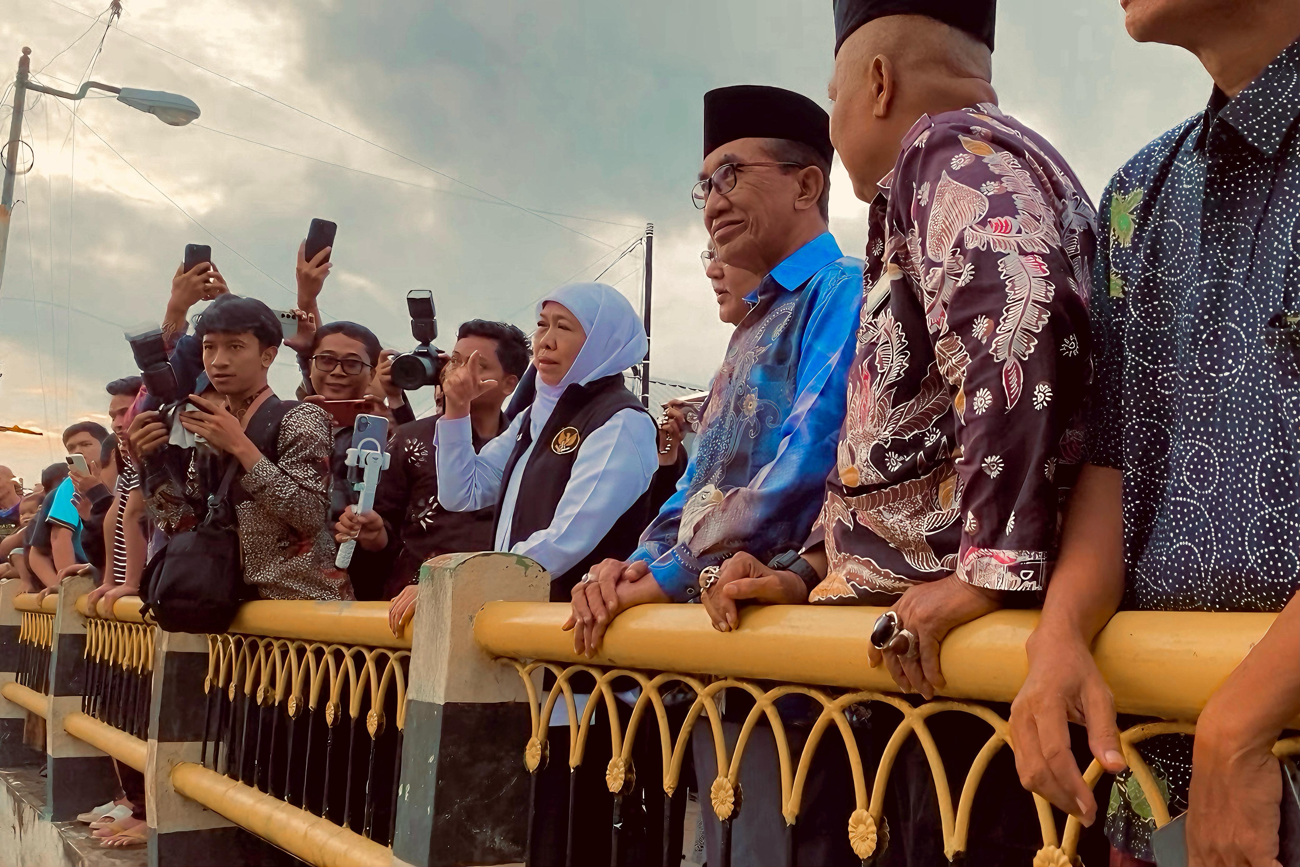 CARI SOLUSI: Gubernur Jawa Timur Khofifah Indar Parawansa meninjau normalisasi Sungai Kali Jombang di Kelurahan Patemon, Kecamatan Pamekasan, Jumat (23/5).