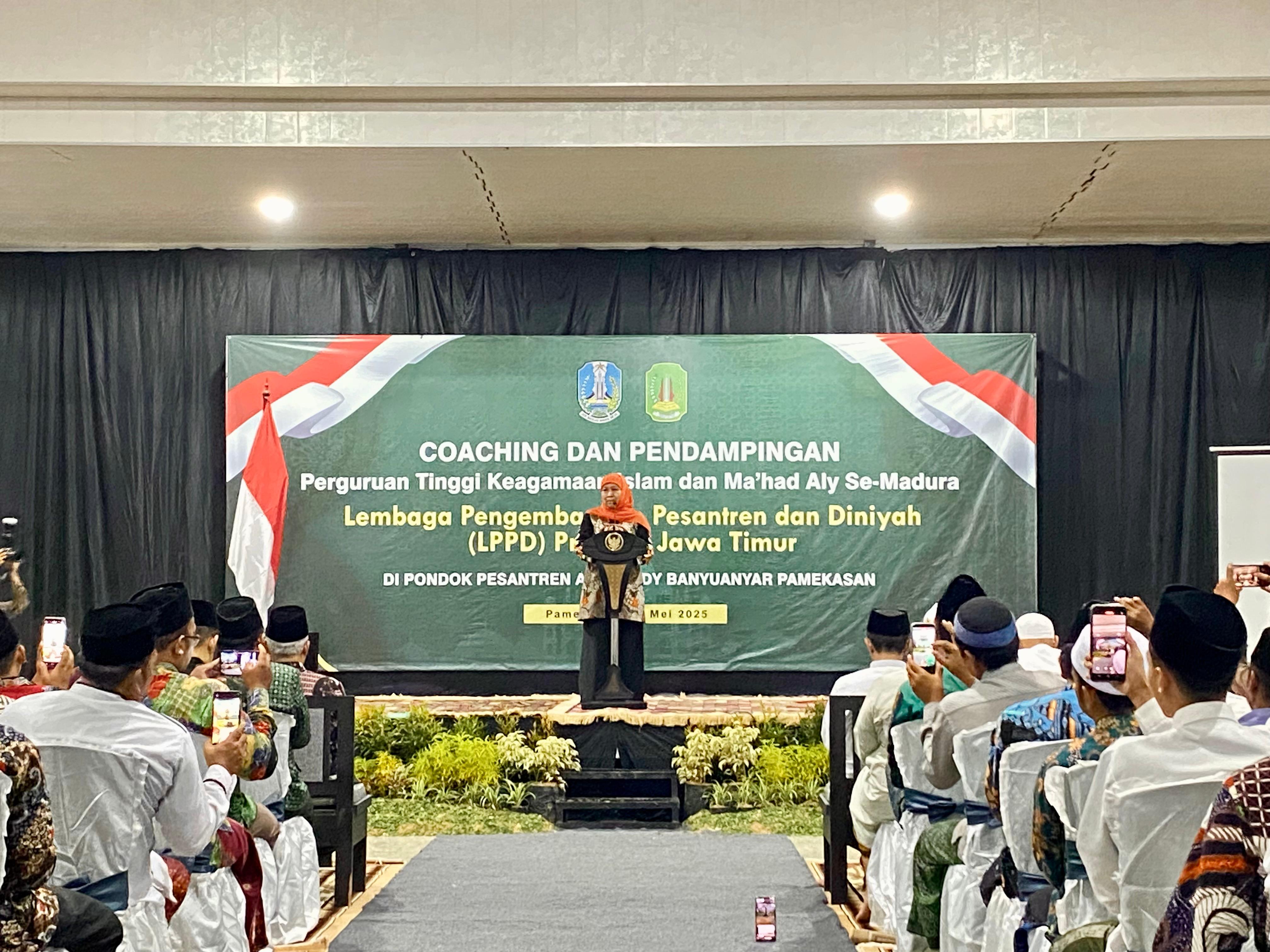 SILATURAHMI: Gubernur Khofifah Indar Parawansa didampingi Pengasuh Ponpes Al-Hamidy Banyuanyar RKH. Muhammad Rofi&rsquo;i Baidowi, Jumat (23/5) malam