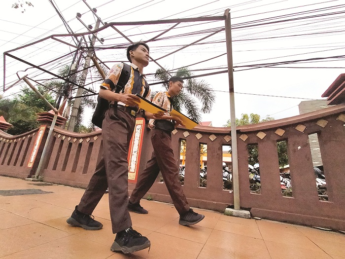 GENERASI EMAS: Siswa SMAN 2 Bangkalan pulang sekolah usai mengikuti kegiatan belajar mengajar (KBM) Jumat (23/5). (VIVIN AGUSTIN HARTONO/JPRM)