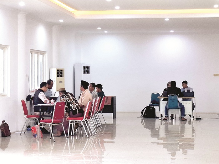 DIPERIKSA: Para penerima program BSPS 2024 dimintai keterangan di aula Gedung Islamic Center di Desa/Kecamatan Batuan, Sumenep, Jumat (23/5). (MOH. LATIF/JPRM)