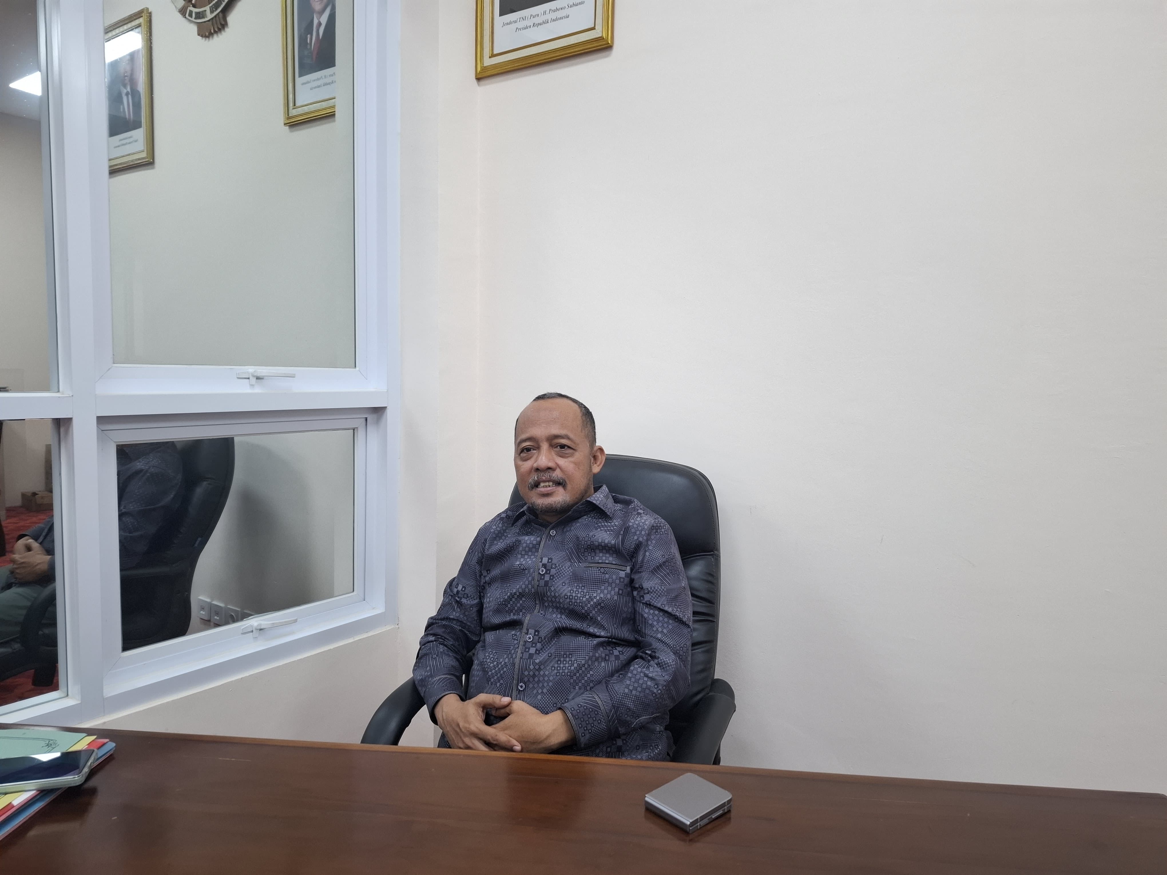 MENJELASKAN: Ketua DPRD Sumenep ketika diwawancara di kantor DPRD Sumenep.
