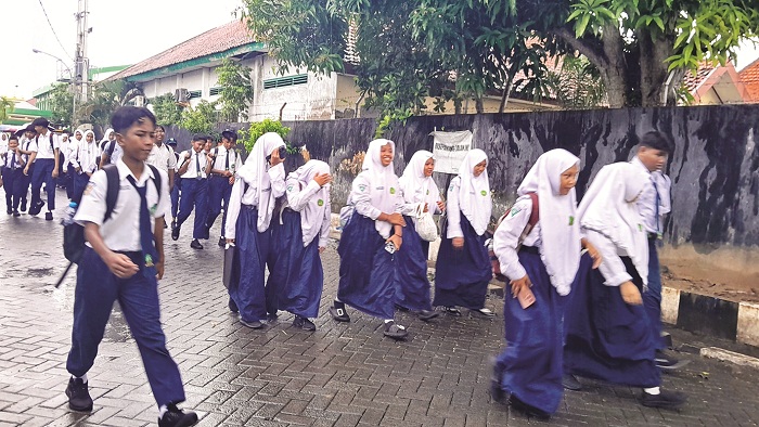 SANTAI: Siswa MTs Negeri Bangkalan pulang sekolah usai mengikuti kegiatan belajar, Senin (19/5). (M. KHOLIL RAMLI/JPRM)