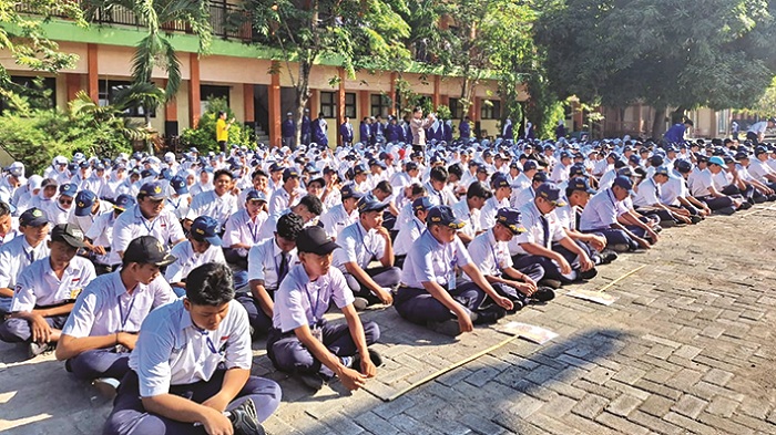 ANTUSIAS: Siswa baru SMA Negeri 2 Bangkalan mengikuti masa pengenalan lingkungan sekolah (MPLS), Selasa (16/7/2024). (M. KHOLIL RAMLI/JPRM)
