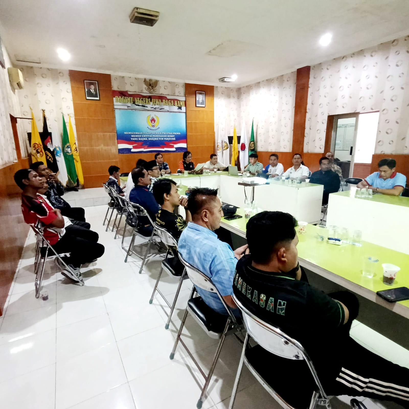 MANTAPKAN PERSIAPAN: Panitia Porprov IX Jawa Timur Pamekasan berdiskusi dengan BP Puslatkab dan pelatih cabor di kantor KONI Pamekasan, Kamis (22/5). (KONI PAMEKASAN UNTUK JPRM)