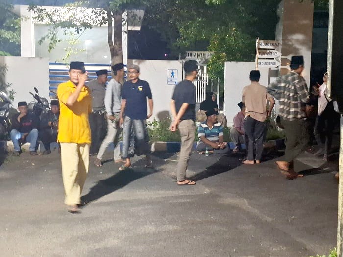 DIKAWAL: Belasan aparat Desa Batang-Batang Daya, Kecamatan Batang-Batang berkumpul di halaman Mapolres Sumenep, Minggu (25/5) malam. (MOH. LATIF/JPRM)