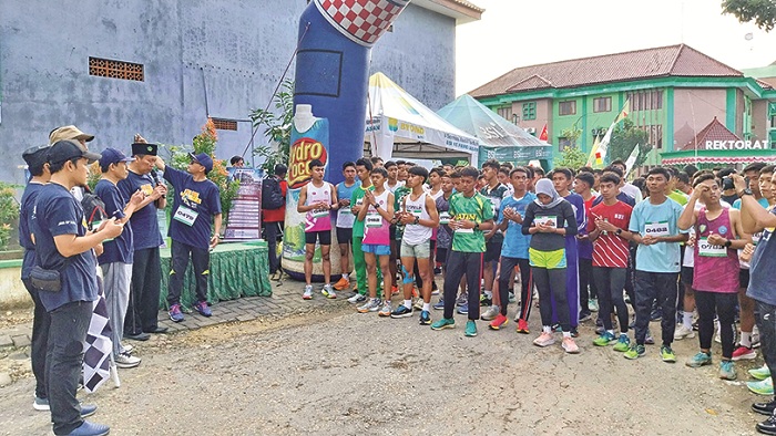 SUKSES: Civitas academica UIN Madura bersama peserta berdoa sebelum memulai kegiatan Fun Run 2025 Minggu (25/5). (UIN MADURA UNTUK JPRM)