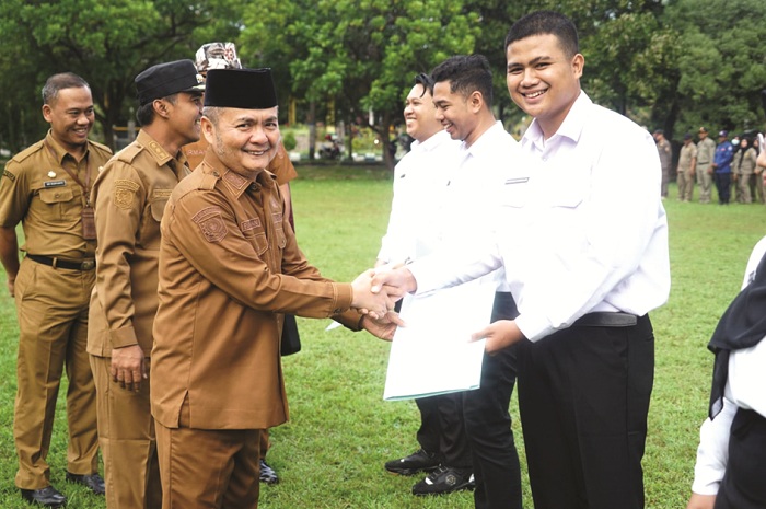 SELAMAT: Wabup Bangkalan Moch. Fauzan Ja&rsquo;far menyerahkan SK kepada CPNS di halaman kantor pemkab Senin (26/5).&nbsp;(PROKOPIM UNTUK JPRM)