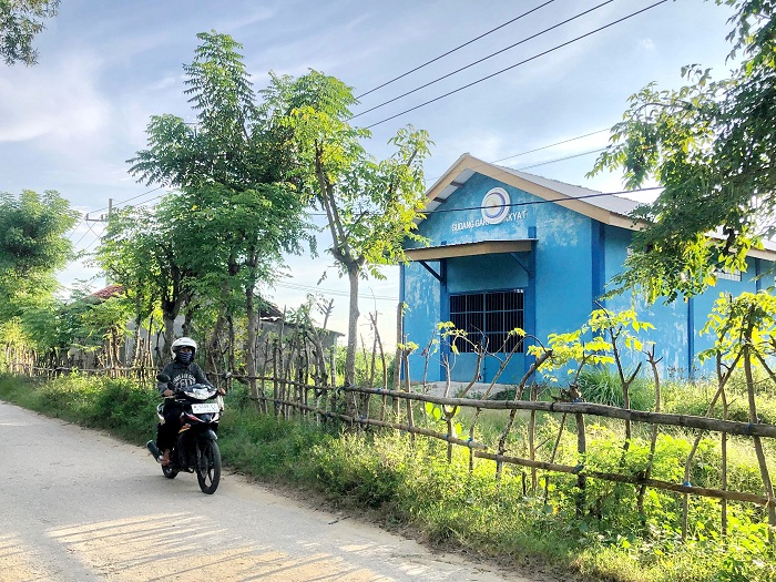 PENYIMPANAN: Pengendara motor melintas di gudang garam di Desa Polagan, Kecamatan Galis, Minggu (25/5). (AYU LATIFAH/JPRM)