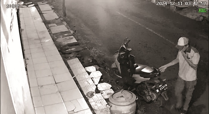 PERLU DIWASPADAI: Pelaku pembobolan konter handphone di Kelurahan Demangan, Bangkalan, Minggu (25/5). (TANGKAP LAYAR)