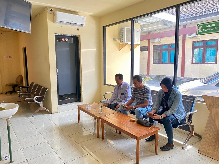 BERLANJUT: Saksi Siti Laila (berkerudung) bersama keluarga pelapor mendatangi Polres Pamekasan Minggu&nbsp;(25/5). (MOH. IQBAL AFGANI/JPRM)