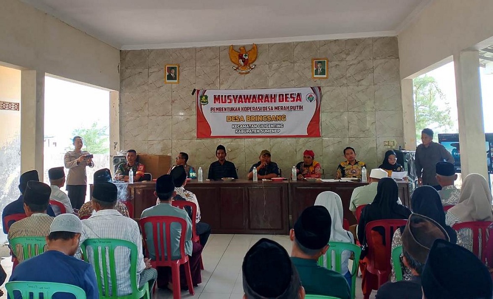 SUKSES: Kades Bringsang, Ahmad Muzakki alias Jack, (Pegang Mic tengah) saat pelaksanaan Musdesus di Balai Desa setempat Kamis (22/5).