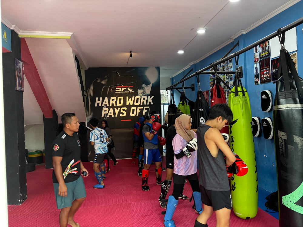 BERKERINGAT: Atlet Kick Boxing Bangkalan menjalani sesi latihan di Suprayitno Fight Camp (SFC) di Desa Mulung, Kecamatan Driyorejo, Gresik, Jawa Timur, Minggu (25/5).