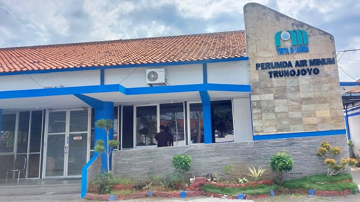 PERUSAHAAN DAERAH: Pegawai berada di lingkungan kantor Perumdam Trunojoyo Sampang, Kamis (22/5). (JUNAIDI PONDIYANTO/JPRM)