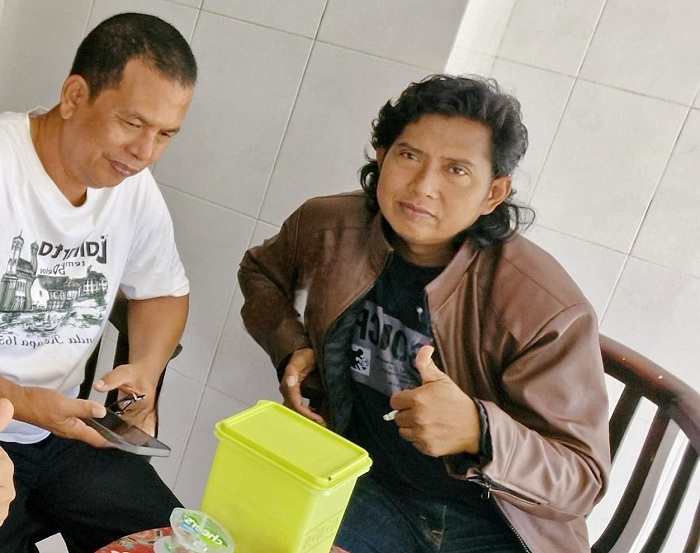 JADI TERSANGKA: Jufri (kiri) dan Ketua LSM Sidik Syaiful Bahri sebelum terjaring OTT di Desa Kolor, Kecamatan Kota Sumenep, Minggu (25/5). (AGUNG UNTUK JPRM)