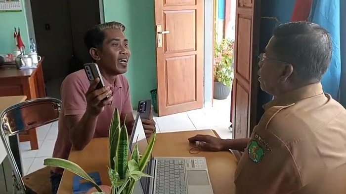 TEGANG: Muhlis (kiri) beradu argumen dengan Kepala SDN Duko 1, Desa Duko, Kecamatan Arjasa, Sumenep, Senin (26/5). (MOH. YUNUS UNTUK JPRM)