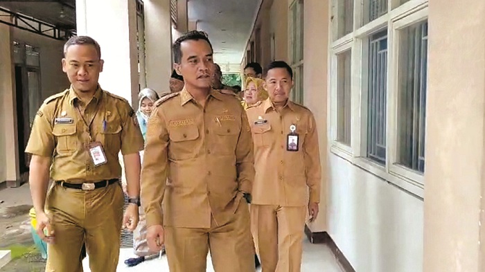 CEK LOKASI: Bupati Bangkalan Lukman Hakim meninjau gedung Balai Diklat BKPSDM di Kelurahan Mlajah Selasa (27/5). (DISKOMINFO BANGKALAN UNTUK JPRM)