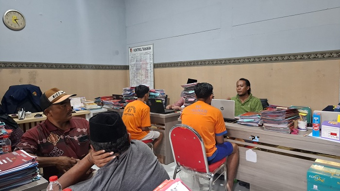PELAKU KEJAHATAN: Dua pelaku pencurian sepeda motor (curanmor) diinterogasi penyidik Satreskrim Polres Bangkalan Rabu (28/5). (POLRES BANGKALAN UNTUK JPRM)